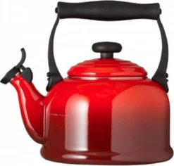 Le Creuset Tradition Fluitketel - 2.1 L - Kersenrood 7 Le Creuset Tradition Fluitketel - 2.1 L - Kersenrood -Keuken Pot Winkel 1200x1145 1