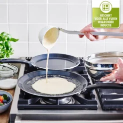 GreenPan Essentials Pannenkoekenpan 24cm - Zwart - Inductie - PFAS-vrij 19 GreenPan Essentials Pannenkoekenpan 24cm - Zwart - Inductie - PFAS-vrij -Keuken Pot Winkel 1200x1200 1019