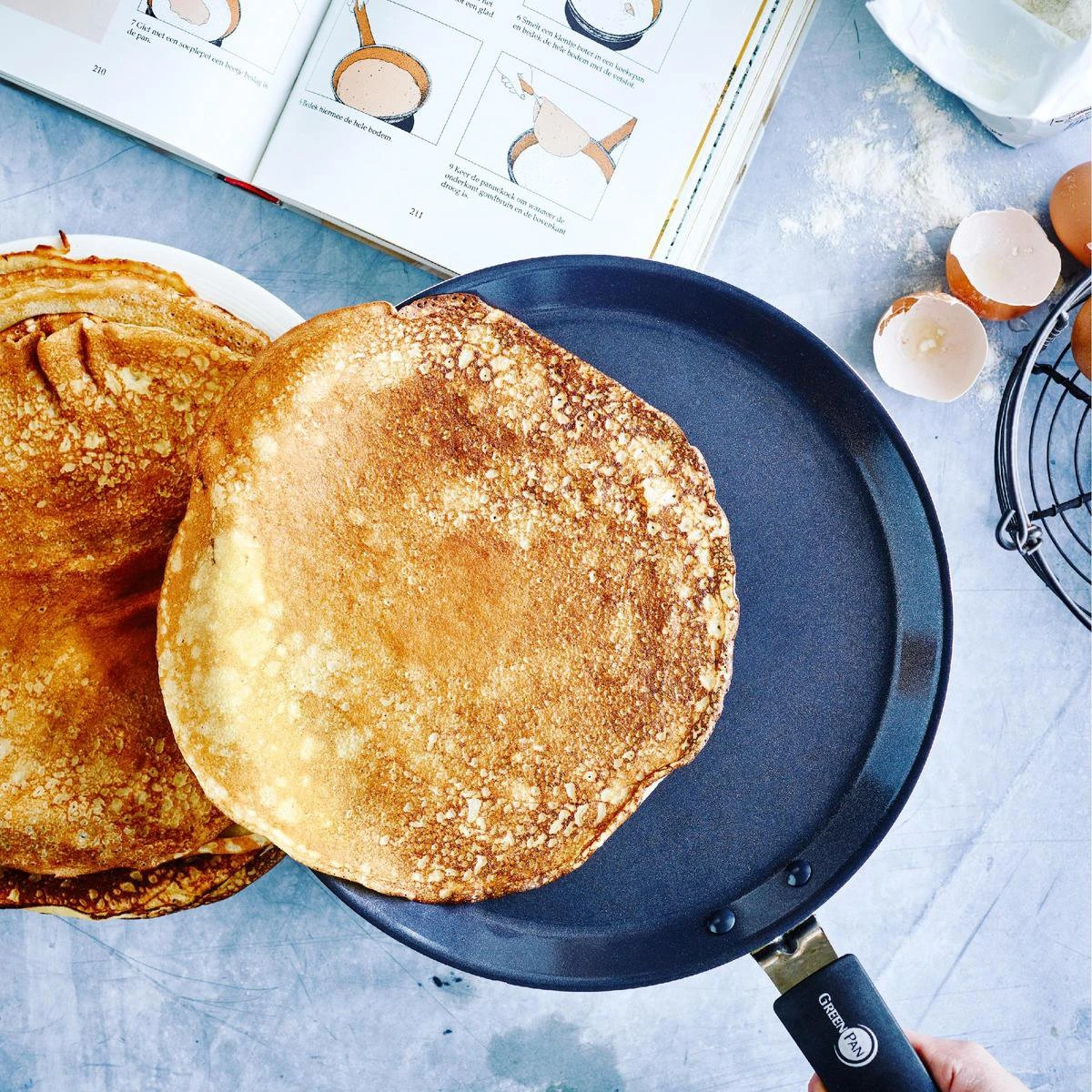 GreenPan Essentials Pannenkoekenpan 24cm - Zwart - Inductie - PFAS-vrij 10 GreenPan Essentials Pannenkoekenpan 24cm - Zwart - Inductie - PFAS-vrij - Afbeelding 10