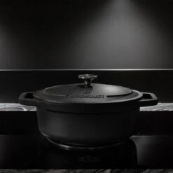 Gietijzeren Braadpan - Sudderpan Zwart Van Daumonet - Ovaal - Ø 29 Cm - 3 Liter - 100% PFAS & PFOA Vrij - Emaille - Geschikt Voor Alle Warmtebronnen - Elektrisch - Gas - Halogeen - Inductie - Keramisch - Vaatwasserbestendig 23 Gietijzeren Braadpan - Sudderpan Zwart Van Daumonet - Ovaal - Ø 29 Cm - 3 Liter - 100% PFAS & PFOA Vrij - Emaille - Geschikt Voor Alle Warmtebronnen - Elektrisch - Gas - Halogeen - Inductie - Keramisch - Vaatwasserbestendig -Keuken Pot Winkel 1200x1200 1248