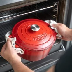 Nuovva Gietijzeren Braadpan Antiaanbaklaag Met Deksel - Sudderpan Rood - Rond - Ø24 Cm - 4.7 Liter - 100% PFAS & PFOA Vrij - Geschikt Voor Alle Warmtebronnen - Elektrisch - Gas - Halogeen - Inductie - Keramisch -Keuken Pot Winkel 1200x1200 1269
