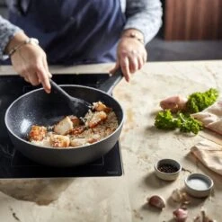 Demeyere Alu Classico 3 Wokpan – Inductie – Ceraforce Keramische Antikleeflaag – 28 Cm – PTFE En PFAS Vrij -Keuken Pot Winkel 1200x1200 277