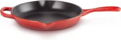 Le Creuset - Gietijzeren Ronde Skillet In Kersenrood 23cm -Keuken Pot Winkel 1200x397 1