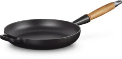 Le Creuset Koekenpan Signature Mat Zwart - ø 28 Cm / 2.6 Liter - Geëmailleerde Anti-aanbaklaag -Keuken Pot Winkel 1200x580 1