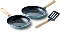GreenPan Mayflower Koekenpannenset Ø 20cm + Ø 24cm + 1 Accessoire - Lichtblauw - Inductie - PFAS-vrij -Keuken Pot Winkel 1200x632 2