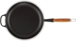 Le Creuset Koekenpan Signature Mat Zwart - ø 28 Cm / 2.6 Liter - Geëmailleerde Anti-aanbaklaag -Keuken Pot Winkel 1200x652 2