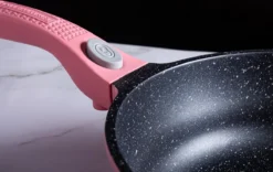 Royalty Line Inductie Pannenset - Luxe 14-delige Pannenset Marmeren Coating - Pannen Met Afneembare Handvaten - Oven-Ready - PFAS-Vrij - Voor Alle Warmtebronnen - Afneembare Koudgrepen - Antiaanbaklaag - Koekenpan Met Glazen Deksels - Roze -Keuken Pot Winkel 1200x757 6