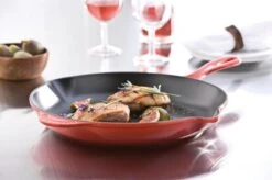 Le Creuset - Gietijzeren Ronde Skillet In Kersenrood 23cm -Keuken Pot Winkel 1200x799 114