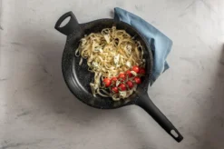 Sola Hapjespan Fair Cooking - Ø 28 Cm - Zwart/wit - Aluminium - Antiaanbaklaag 11 Sola Hapjespan Fair Cooking - Ø 28 Cm - Zwart/wit - Aluminium - Antiaanbaklaag -Keuken Pot Winkel 1200x799 96