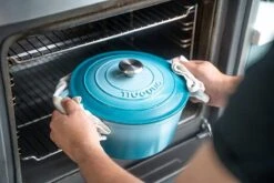 Nuovva Gietijzeren Braadpan Antiaanbaklaag Met Deksel - Sudderpan Blauw - Rond - Ø24 Cm - 4,7 Liter - 100% PFAS & PFOA Vrij - Geschikt Voor Alle Warmtebronnen - Elektrisch - Gas - Halogeen - Inductie – Keramisch -Keuken Pot Winkel 1200x800 199