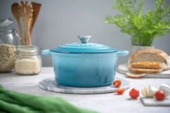 Nuovva Gietijzeren Braadpan Antiaanbaklaag Met Deksel - Sudderpan Blauw - Rond - Ø24 Cm - 4,7 Liter - 100% PFAS & PFOA Vrij - Geschikt Voor Alle Warmtebronnen - Elektrisch - Gas - Halogeen - Inductie – Keramisch -Keuken Pot Winkel 1200x800 200