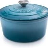 Nuovva Gietijzeren Braadpan Antiaanbaklaag Met Deksel - Sudderpan Blauw - Rond - Ø24 Cm - 4,7 Liter - 100% PFAS & PFOA Vrij - Geschikt Voor Alle Warmtebronnen - Elektrisch - Gas - Halogeen - Inductie – Keramisch