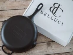 Belluci - Ø26cm - Koekenpan - Skillet + Deksel Geëmailleerde Gietijzeren Pan Voor BBQ En Inductie Incl. Accessoires - Hapjespan - Braadpan -Keuken Pot Winkel 1200x899 32