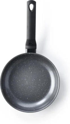 BK Universe Koekenpan Ø 24cm - Inductie - Anti-aanbak - PFAS-vrij 18 BK Universe Koekenpan Ø 24cm - Inductie - Anti-aanbak - PFAS-vrij -Keuken Pot Winkel 679x1200