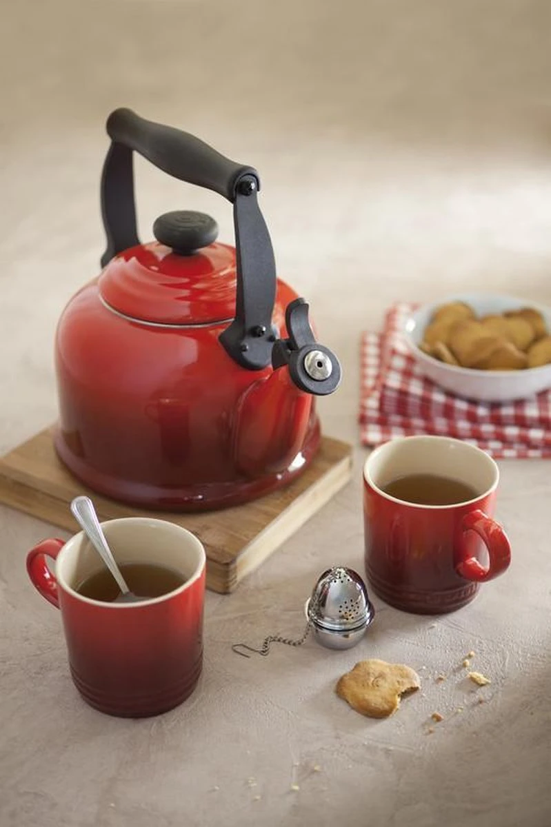 Le Creuset Tradition Fluitketel - 2.1 L - Kersenrood 2 Le Creuset Tradition Fluitketel - 2.1 L - Kersenrood - Afbeelding 2