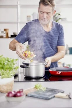 BK Flow Cool Pannenset - 4-delig – RVS Deksels - Veilig Afgietsysteem - Geschikt Voor Alle Warmtebronnen 22 BK Flow Cool Pannenset - 4-delig – RVS Deksels - Veilig Afgietsysteem - Geschikt Voor Alle Warmtebronnen -Keuken Pot Winkel 799x1200