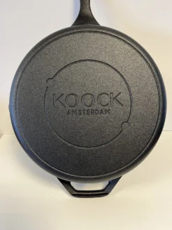 Koock Amsterdam® Skillet Gietijzer - Koekenpan - Geschikt Voor Alle Warmtebronnen Incl. BBQ En Inductie 12 Koock Amsterdam® Skillet Gietijzer - Koekenpan - Geschikt Voor Alle Warmtebronnen Incl. BBQ En Inductie -Keuken Pot Winkel 899x1200 3